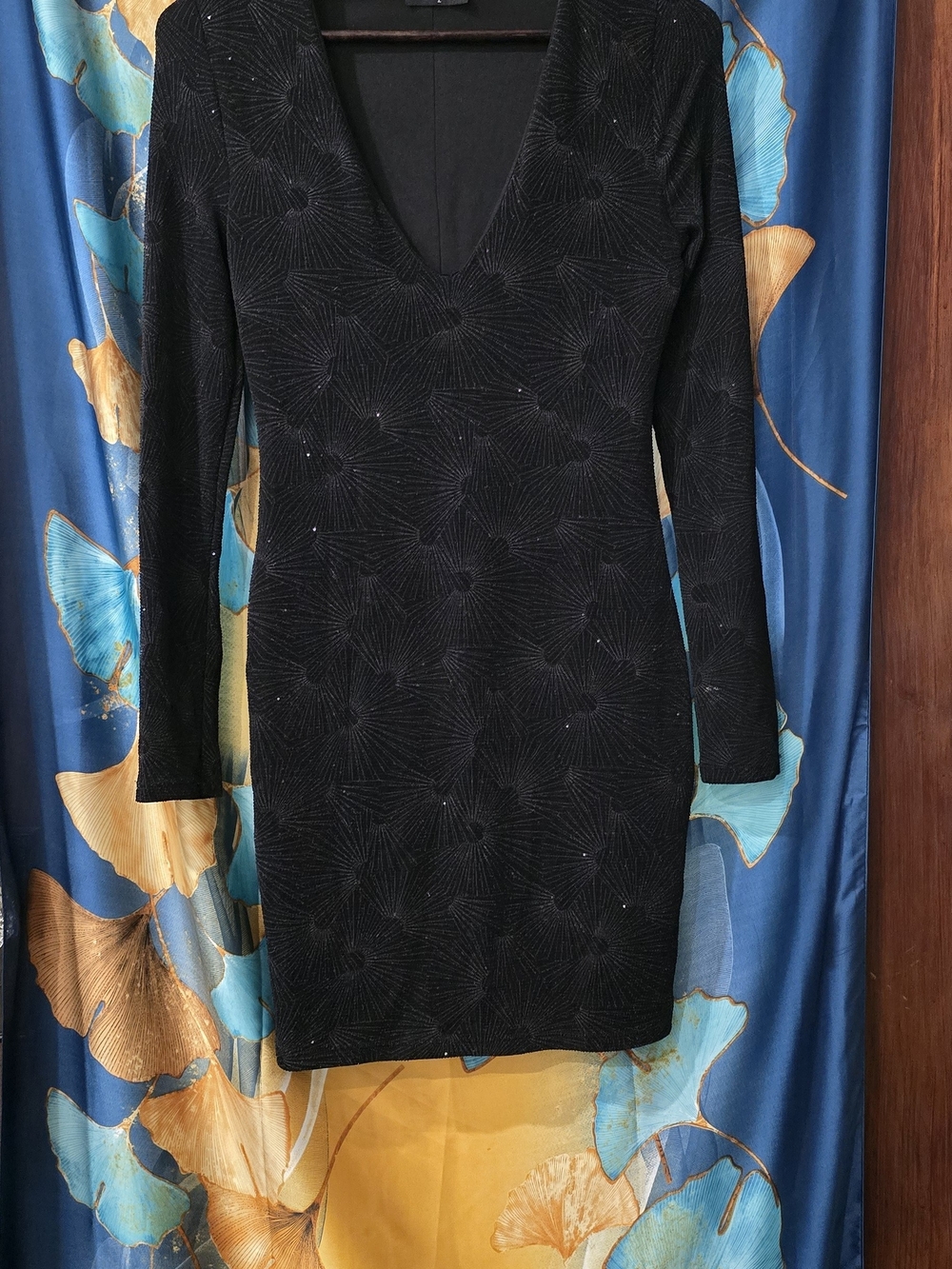 Black Long-Sleeve V-Neck Party Dress